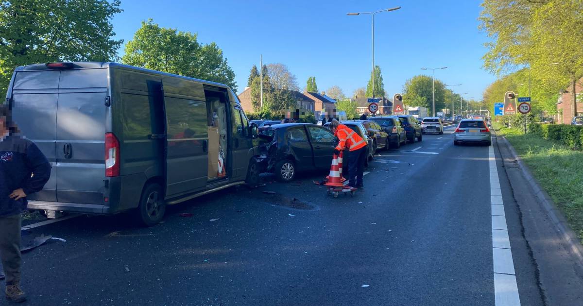 Kettingbotsing met meerdere voertuigen op A65 bij Vught.