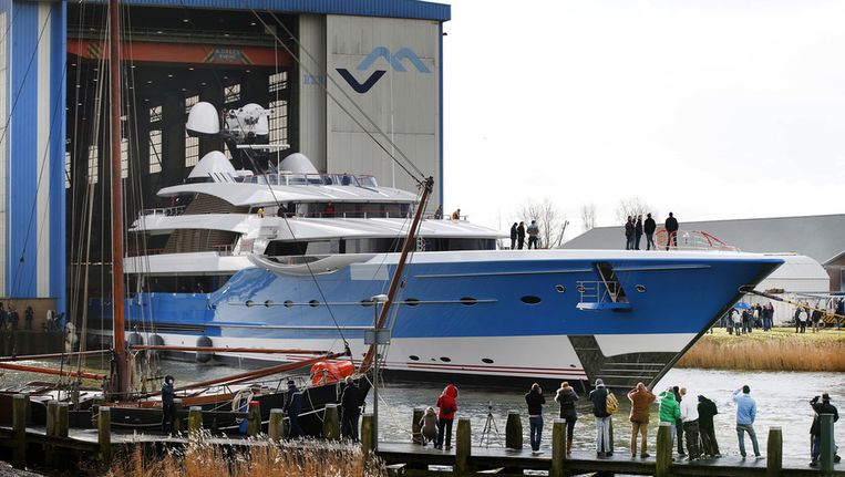 Het grootste megajacht ooit gebouwd in Nederland verlaat de scheepswerf Koninklijke De Vries. Beeld anp