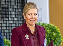 Koningin Máxima verschijnt in bordeauxrood pak op dag drie in Marokko