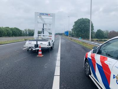Slecht wegdek: A77 van Rijkevoort richting Duitsland tot dinsdagochtend afgesloten