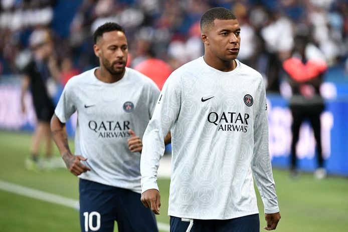 Mbappé et Neymar à l'échauffement avant le match face à Montpellier.