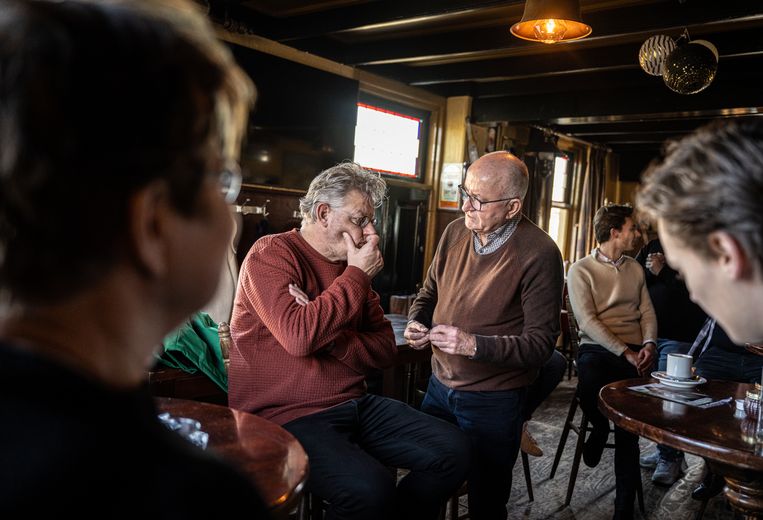 Gedeputeerde en lijsttrekker Peter Drenth (zittend) in gesprek met cafégasten in Beneden-Leeuwen. Beeld Koen Verheijden