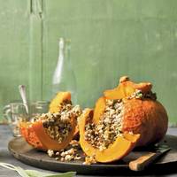 Pompoen-surprise met linzen, blauwe kaas & walnoten