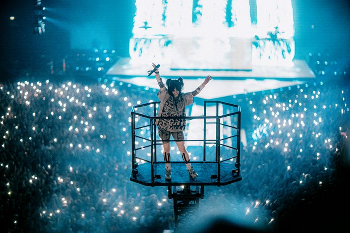 Billie Eilish, hier in Ziggodome in Amsterdam. Ook in het Sportpaleis zweefde ze in een hoogtewerker over het publiek.