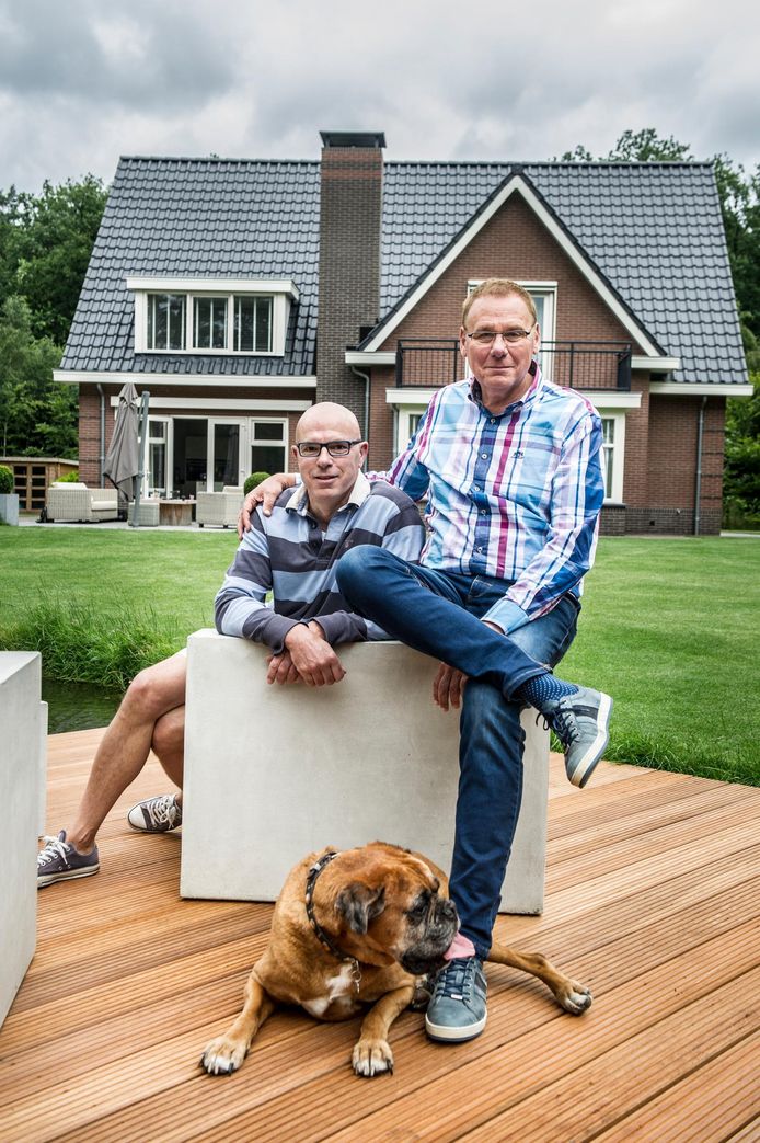 De Hoop, vijf jaar geleden, met man Coen in de achtertuin van hun huis in Radio Kootwijk. De twee delen al meer dan veertig jaar lief en leed.