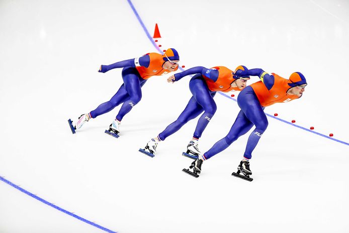 Koen Verweij, Jan Blokhuijsen en Sven Kramer (vlnr) tijdens de ploegenachtervolging.
