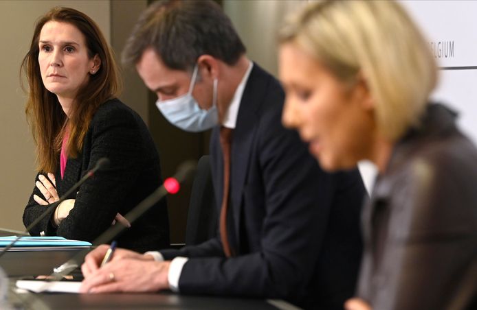 Minister van Buitenlandse Zaken Sophie Wilmès, premier Alexander De Croo en minister van Defensie Ludivine Dedonder op de persconferentie na een Veiligheidsraad woensdag.