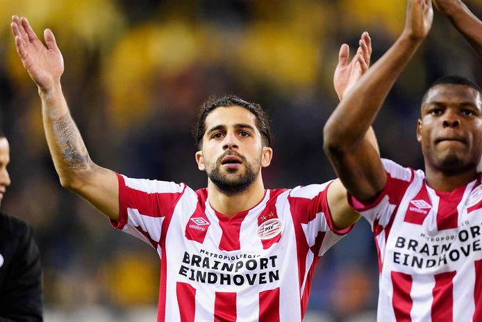 Ricardo Rodríguez en Denzel Dumfries vieren de overwinning van PSV op Vitesse met de uitsupporters.