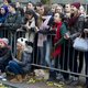 Fans wachten bij Amstel Hotel