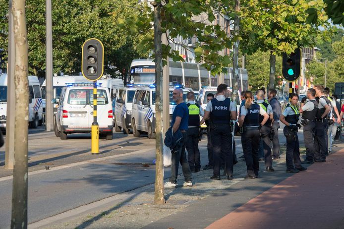 Politie in Mortsel na de aanval van Antwerp-hooligans op supportersbussen van Beerschot-Wilrijk die terugkwamen van de uitwedstrijd op Lierse  op 13 augustus 2017.