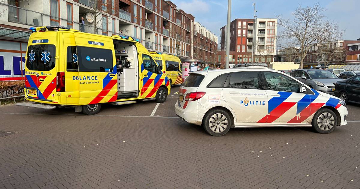 Vrouw aangereden op parkeerplaats bij supermarkt in Zutphen, dader gaat ervandoor.