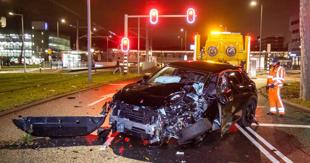 Auto in de prak na crash in RotterdamIJsselmonde 112 nieuws
