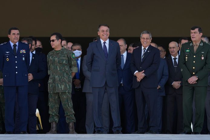 De Braziliaanse president Jair Bolsonaro (midden) tijdens de militaire parade.