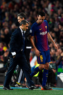 Sergio Busquets vertelt zijn coach Ernesto Valverde over zijn klachten na zijn wissel.