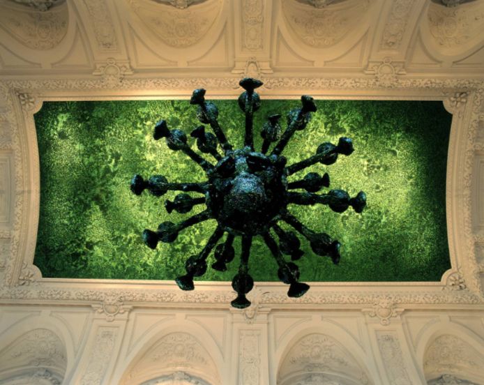 En 2002, la reine Paola a demandé à l'artiste Jan Fabre de réaliser dans la Salle des Glaces une œuvre d’art, baptisée “Heaven of Delight” ou “Le jardin des Plaisirs.” C'est ainsi que près d’un million et demi d’élytres de scarabées ont recouvert le plafond et le lustre central.
