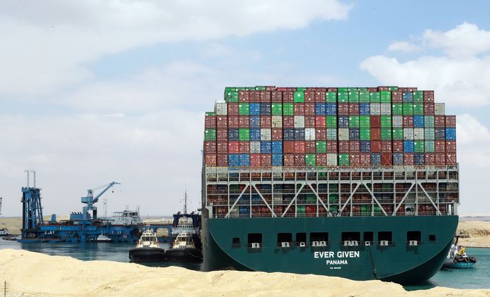 Containerschip Ever Given blokkeerde in maart 2021 meerdere dagen lang het scheepvaartverkeer in het kanaal.
