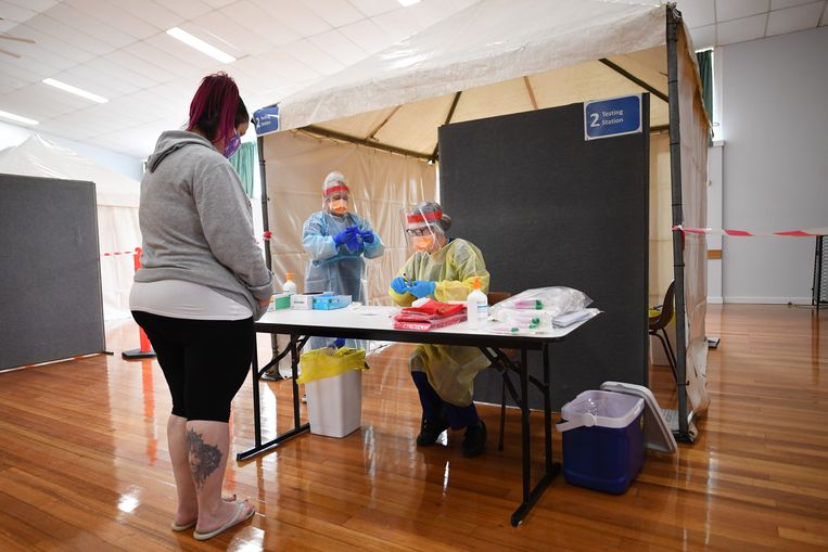 In Kilmore in de deelstaat Victoria is haastig een testlocatie ingericht nadat twee mensen inwoners van het plaatsje besmet bleken met het coronavirus.  Beeld James Ross / EPA