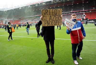 Ongekende taferelen: Man United-fans dringen Old Trafford binnen en eisen vertrek eigenaren, duel tegen Liverpool uitgesteld