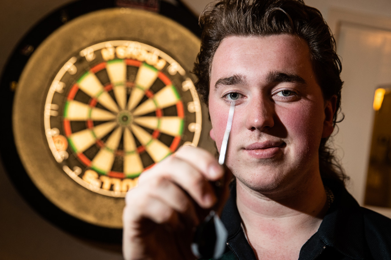 Danny (19) uit Holten verslaat wereldkampioen darten: 'Dit hadden we echt  niet verwacht