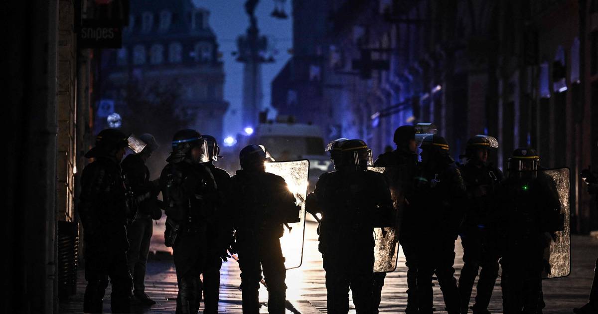 Lebih banyak kerusuhan dan kekacauan di kota-kota Prancis, lebih dari 470 ditangkap |  di luar