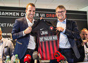 Rafael van der Vaart met technisch directeur Claus Steinlein bij zijn presentatie bij FC Midtjylland.