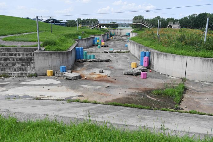 Tien jaar na de Spelen staat er geen water meer in de wildwaterbaan. Wat beton dat hier en daar overgroeid wordt door gras, kleurt nu het landschap grijs.