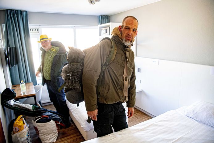 Voor daklozen is een hotel misschien een paar dagen leuk, maar dan? 'Ze kunnen geen kant op en hebben geen idee hoe lang het wachten nog duurt.'