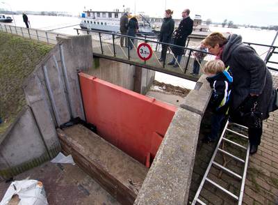 Waterschap oefent in Tolkamer met sluiten van coupure in dijk: wegen afgesloten