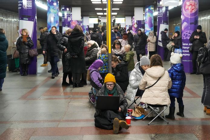 Inwoners van Kiev schuilen in een metrostation.