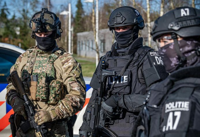 Een deel van het leger dat de bewakingseenheid van de politie komt helpen bij het bewaken van de bunker in Osdorp rond de zaak-Taghi.