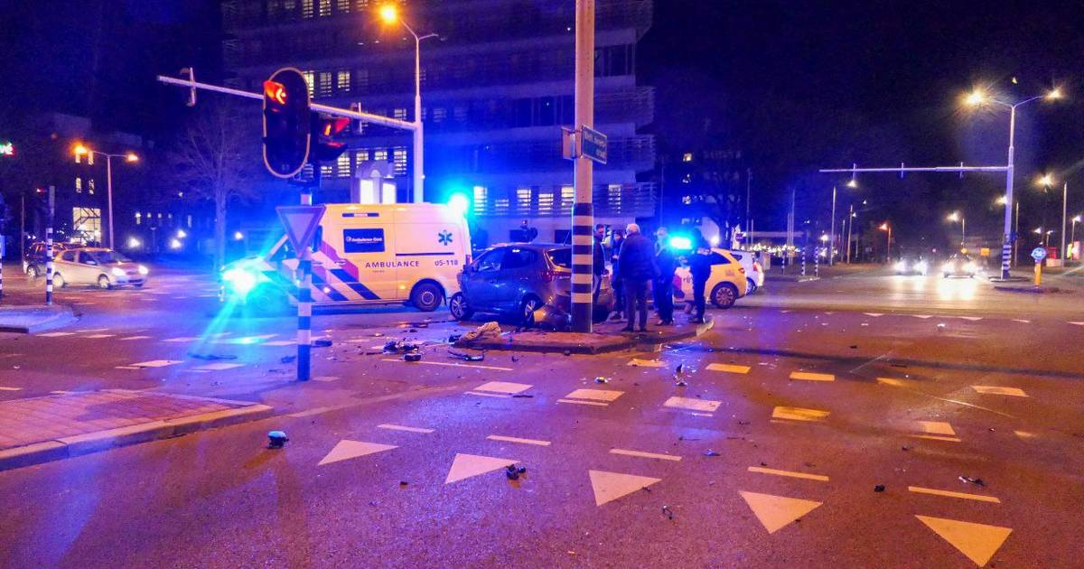 Zwangere vrouw gewond bij ongeval in Enschede, bestuurder andere auto neemt de benen.