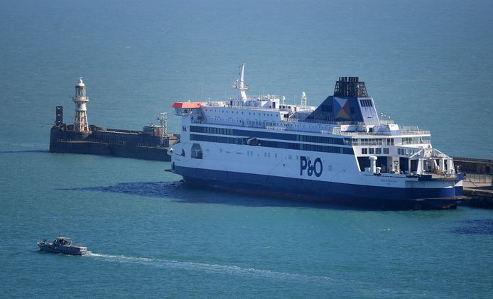Een veerboot van P&O in de haven van Dover in Groot-Brittannië.