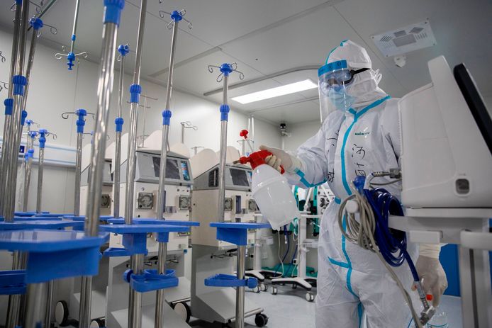 Een personeelslid ontsmet medisch materiaal in het tijdelijke ziekenhuis van Leishenshan in Wuhan.