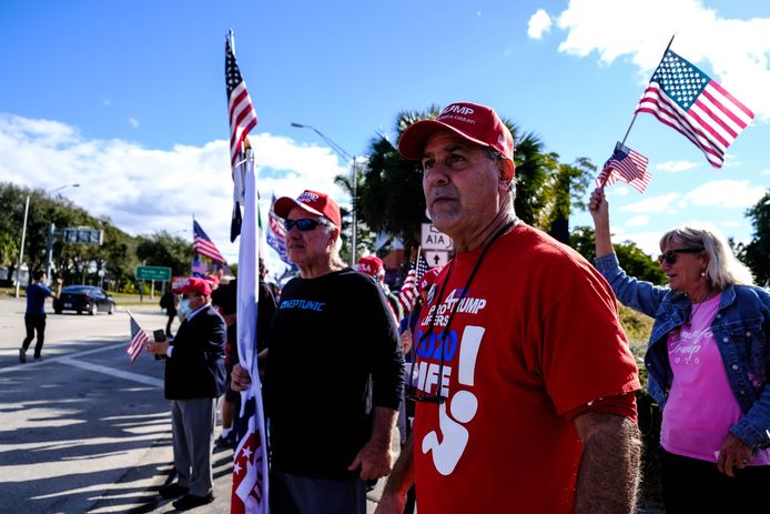 Aanhangers van Donald Trump in West Palm Beach staan klaar om te zwaaien naar het autokonvooi.