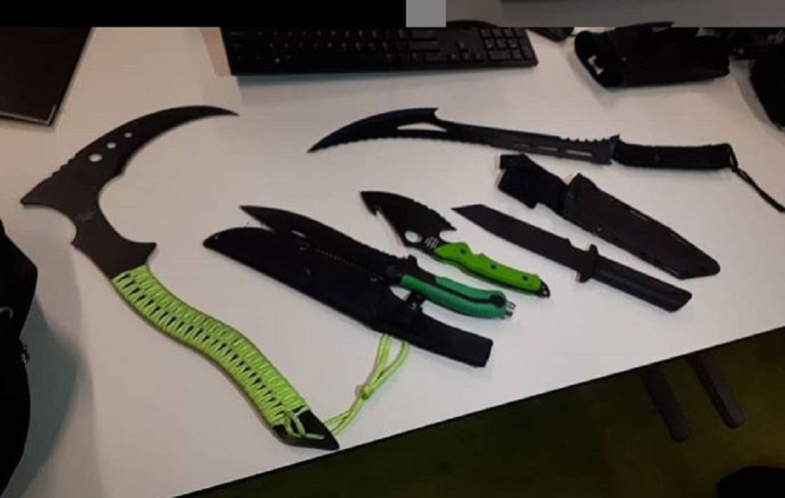 Na een melding van een straatroof in Amsterdam-Buitenveldert nam de politie deze wapens in beslag bij de verdachten van gemiddeld 12-13 jaar oud.