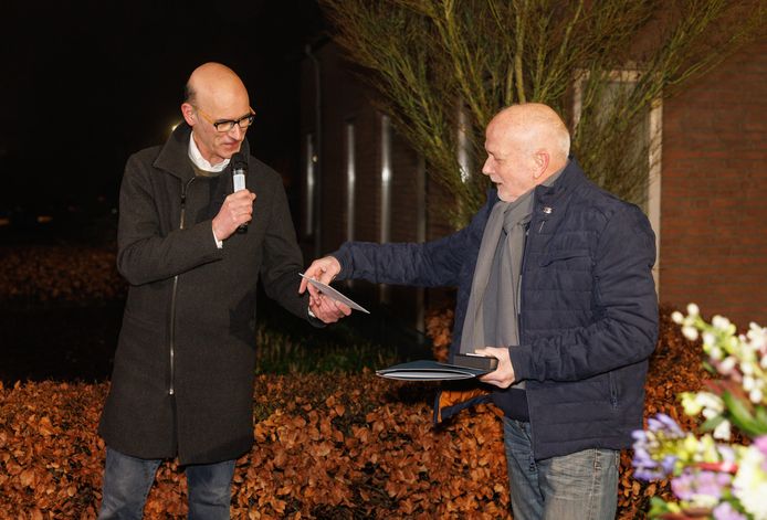 Hans van Brunschot draagt het voorzitterschap van Moergestel TV over aan Corné Schoenmaker