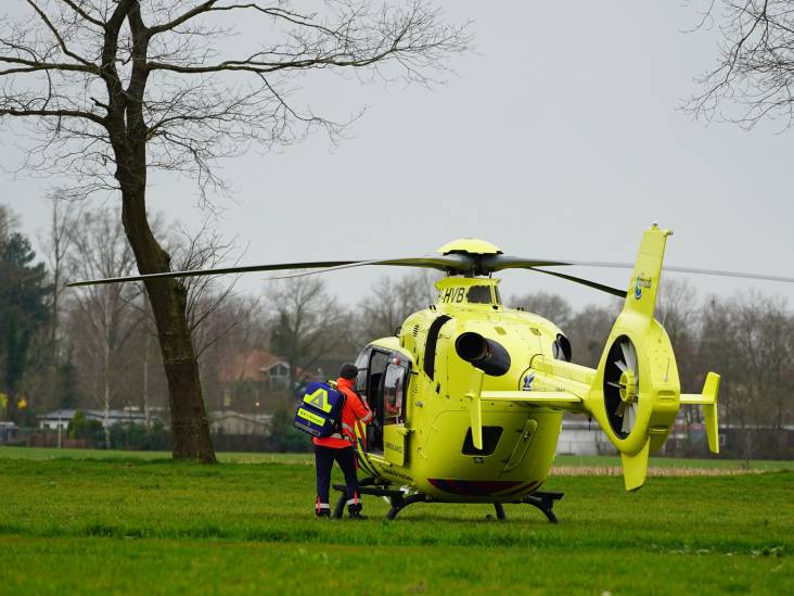 Man zakt door dak van asbest, traumahelikopter vliegt naar Baarle-Nassau