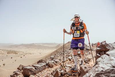 Bert (39) finisht in de op één na zwaarste ‘Marathon Des Sables’ ooit: “Door de Sahara in temperaturen tot 60 graden”