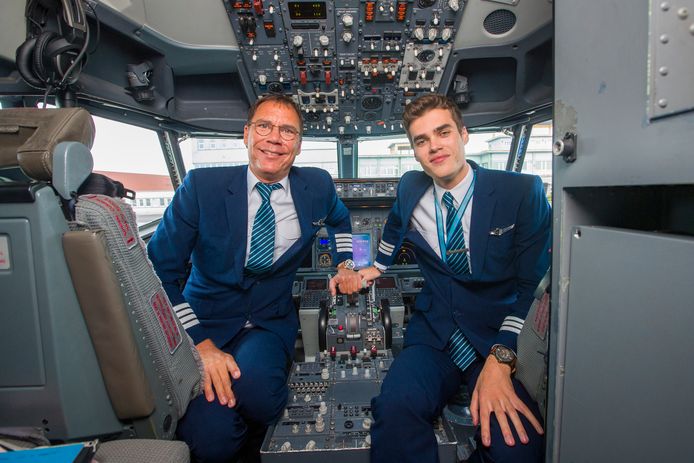 Lieven (53) en zijn zoon Nander (22) Lavaert, beiden piloot bij TUI fly.  voeren  hun eerste vlucht samen uit.