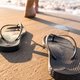 Zo krijg je voetafdrukken weer uit je slippers en sandalen
