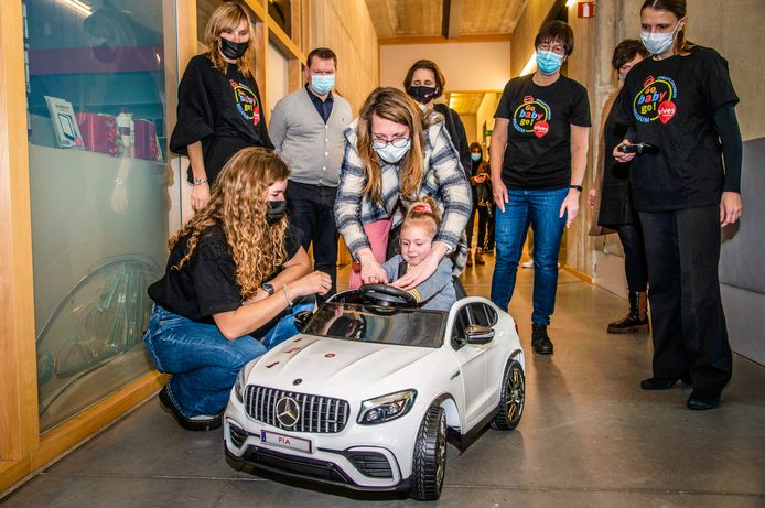 baby Pia krijgt haar eigen auto in Brugge