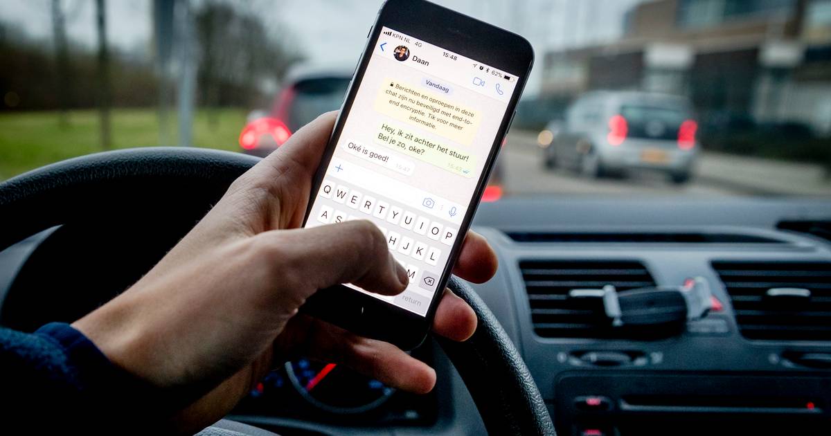 Boete bij boterham achter het stuur ‘Hou je hoofd gewoon bij het verkeer’ Auto AD.nl