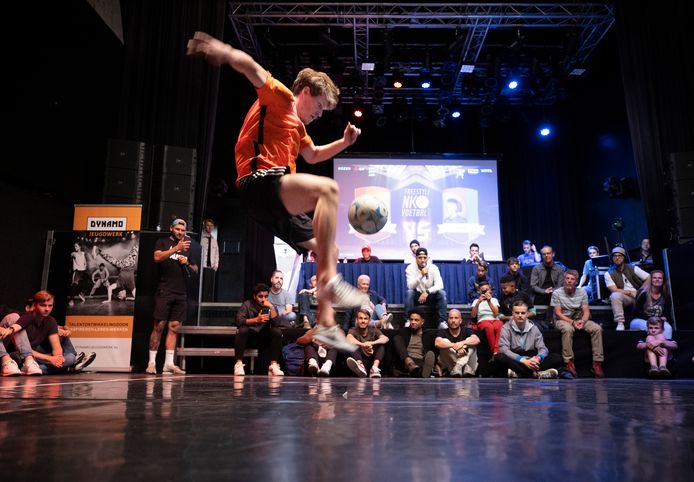 Jesse Marlet in de halve finale NK freestyle voetbal om Eindhoven; hij is de latere kampioen.