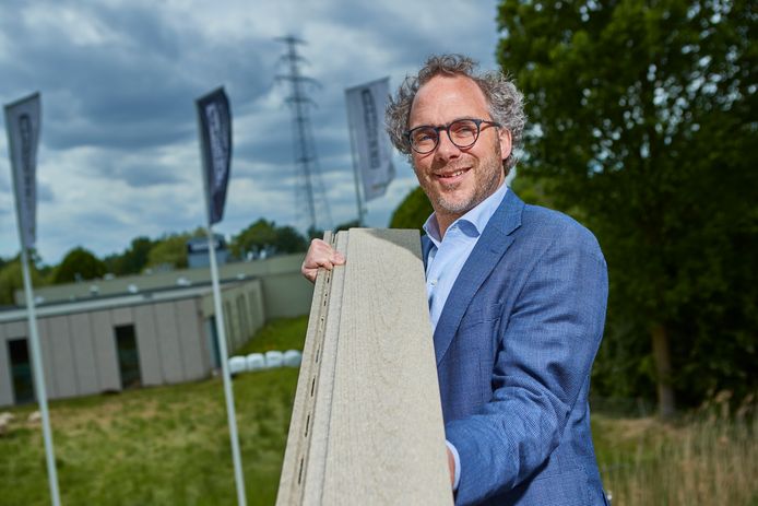 Directeur Gijs Kreunen van het Lochemse familiebedrijf Innodeen maakt gevels van honderd procent afval. ,,Wat mij drijft is dat ik voor mijn kinderen een goede wereld wil achterlaten.”