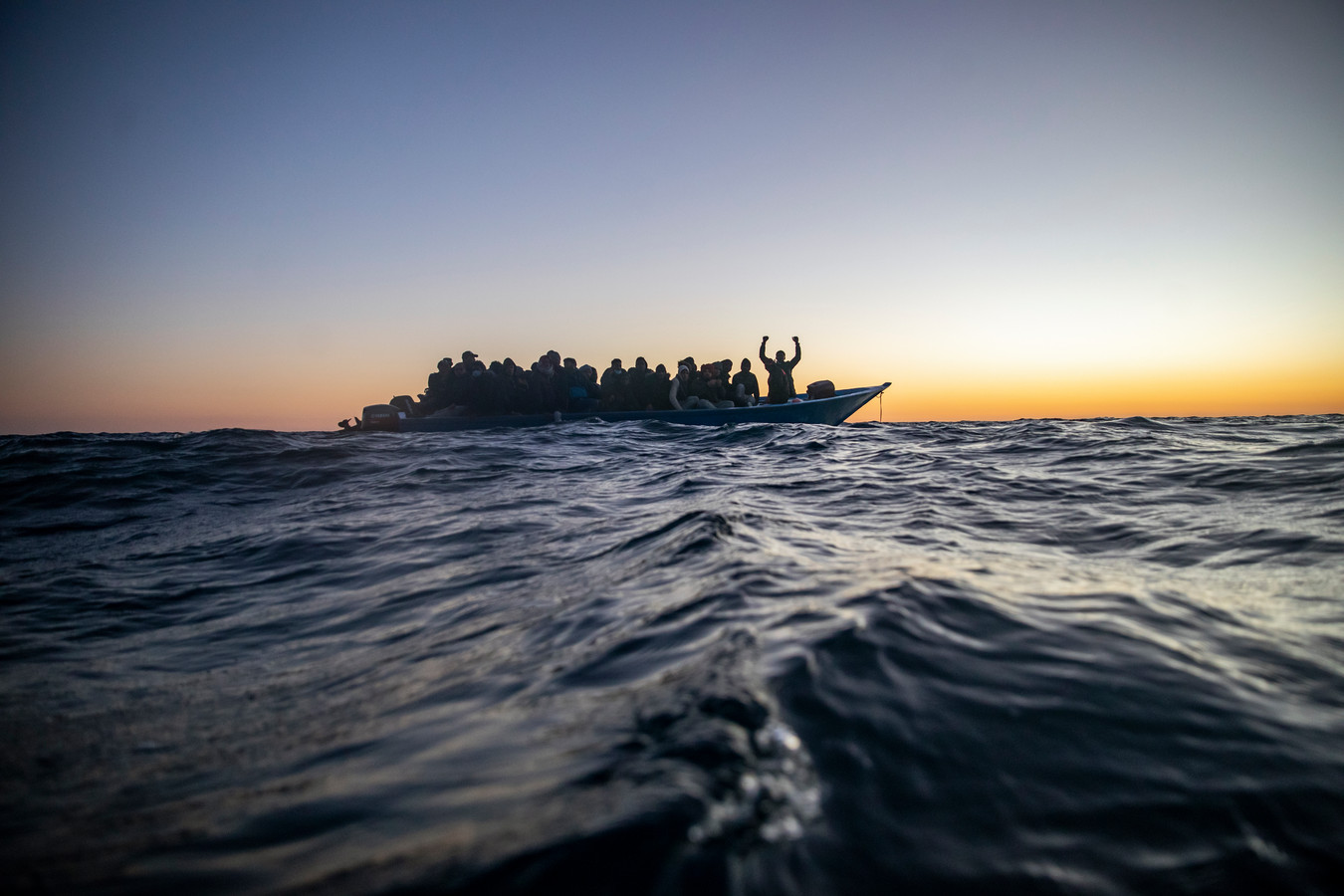 Migranten in een boot op de Middellandse Zee, vertrokken vanuit Libië.
