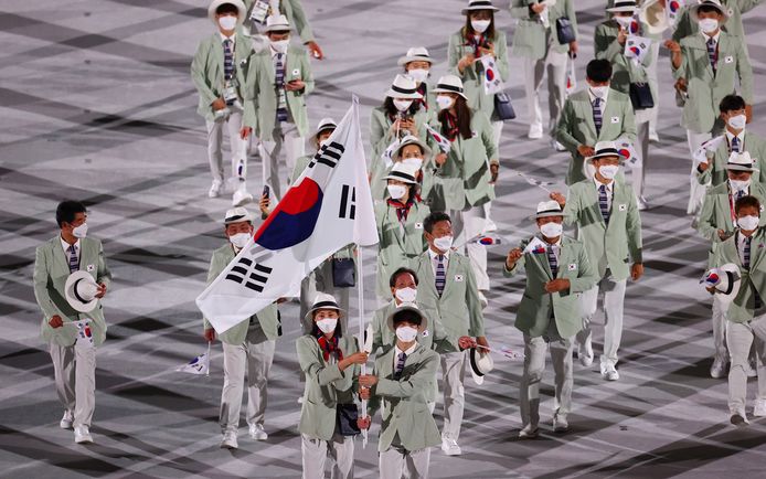 Iedereen in hetzelfde grijze kostuum bij Zuid-Korea.