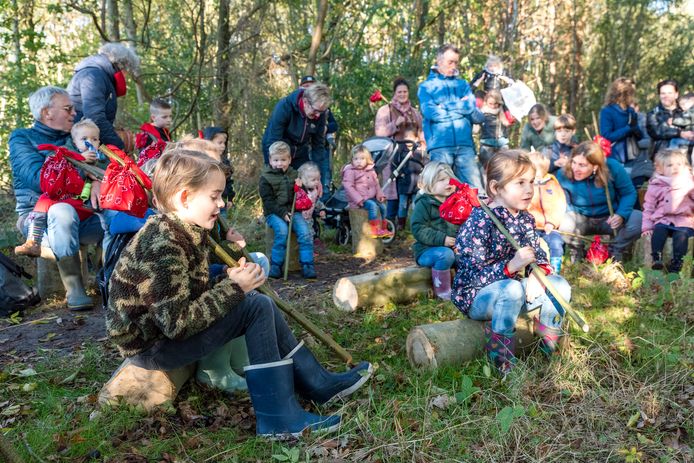 Op de route konden kinderen even zitten en las juf Laura iets voor.