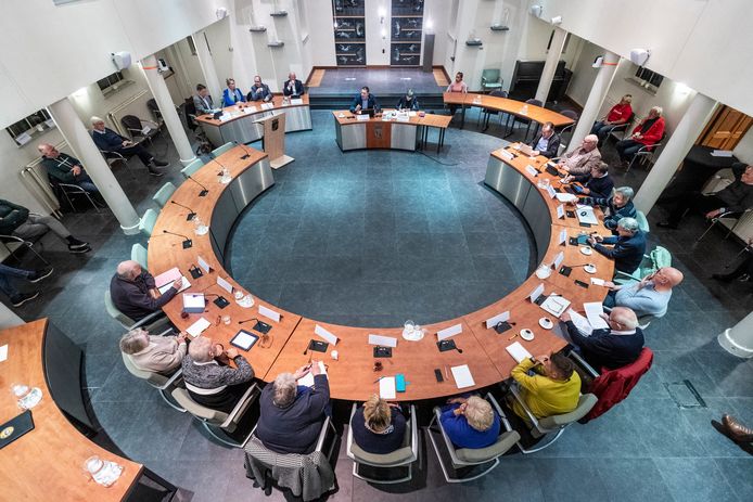 De Nuenense gemeenteraad bijeen. De politiek moet meer haar best doen om zaken op orde te krijgen, blijkt uit een rapport.