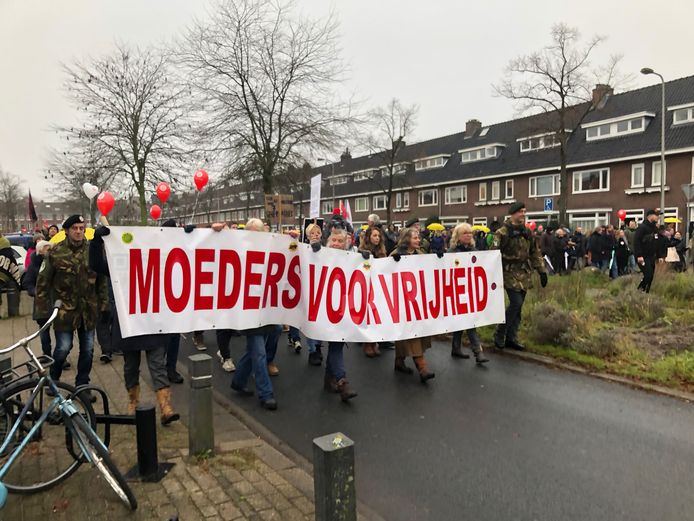 Vrouwen dragen in de mars een spandoek met 'Moeders voor vrijheid'.