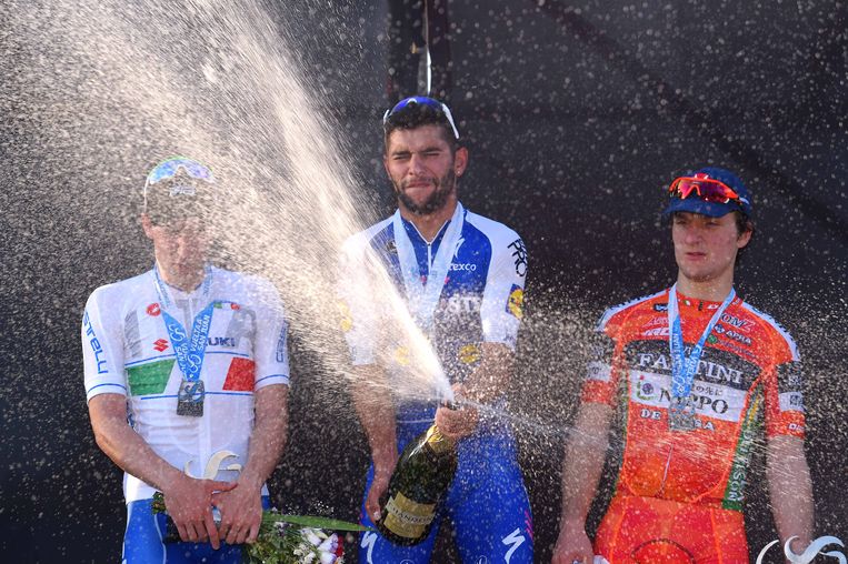 Gaviria laat de champagne meteen knallen. De Italianen Viviani (l) en Marini zijn respectievelijk twee en drie. Beeld TDW
